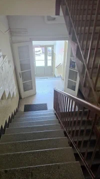 Pohled ke vstupu od domu z 1. patra